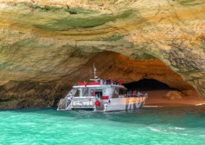 Paseo en catamarán por las cuevas de Benagil | TITOTRAVEL