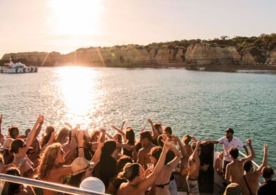 Fiesta en barco en Albufeira con DJs y música en vivo para que disfrutes. | TITOTRAVEL