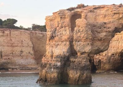 Platos de comida regional y aperitivos servidos a bordo del crucero al atardecer en Albufeira