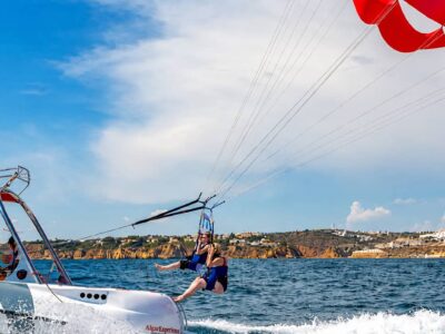 Parasailing en Albufeira con vistas al mar del Algarve y barco para grupos con TiToTravel