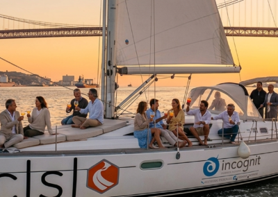 Velero navegando por el río Tajo en Lisboa con personas disfrutando y vistas al puente 25 de Abril