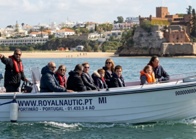 Barco privado navegando frente a la costa de Portimão en el Algarve