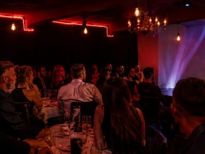 Show para hombres con bailarina en escenario y público disfrutando una cena espectáculo con TiToTravel