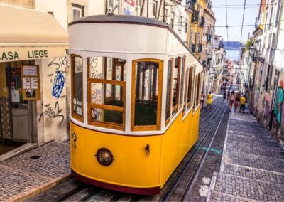 Visita Lisboa, monta en barco y en tranvía