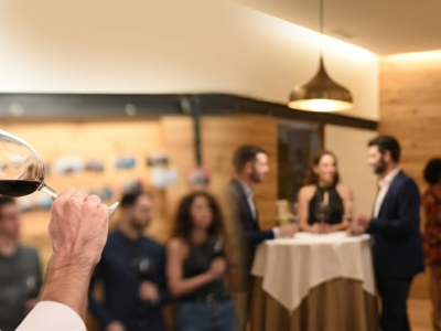 Hombre degustando vino tinto durante una experiencia de cata en Valencia