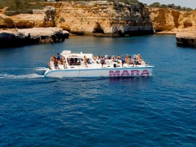 Ruta en Catamarán Albufeira, costa del Algarve y cuevas Benagil | TITOTRAVEL