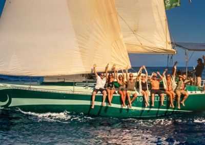 grupo de personas disfrutando en velero privado navegando por el mar en Valencia
