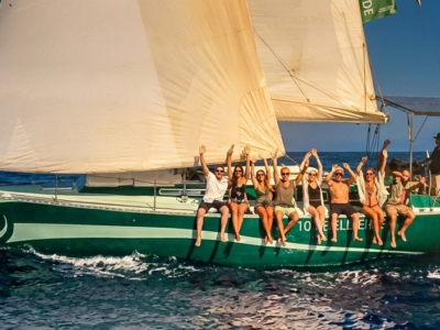 grupo de personas disfrutando en velero privado navegando por el mar en Valencia