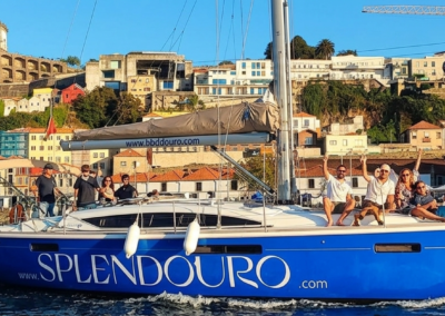 Velero navegando por el río Duero con vistas al casco histórico de Oporto