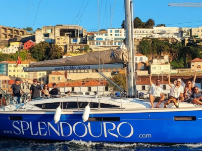 Velero navegando por el río Duero con vistas al casco histórico de Oporto