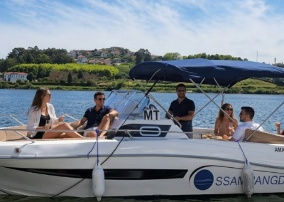 grupo de personas disfrutando en barco privado por el río Duero en Oporto