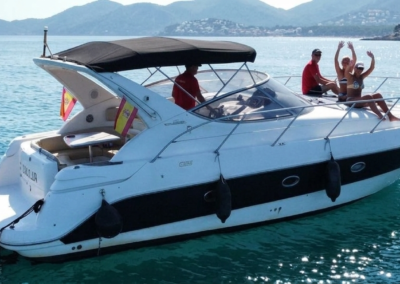 Yate privado navegando por el mar de Valencia con personas disfrutando a bordo