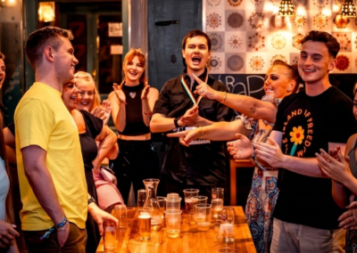 Grupo de personas disfrutando de un pub crawl en Ámsterdam en un bar