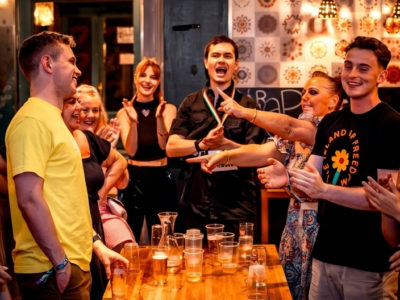 Grupo de personas disfrutando de un pub crawl en Ámsterdam en un bar
