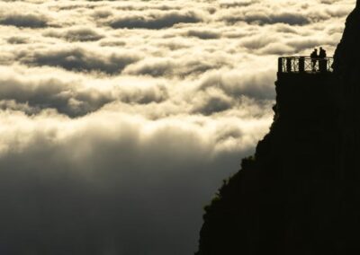 Senderismo en la montaña al amanecer en Madeira | TITOTRAVEL