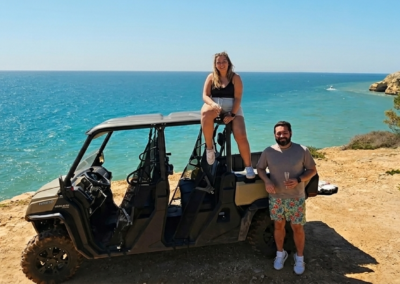 pareja disfrutando de un buggy en acantilados de Benagil con vistas al océano Algarve