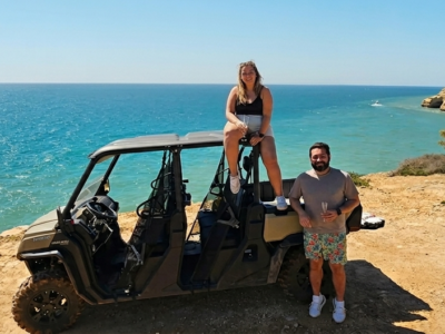 pareja disfrutando de un buggy en acantilados de Benagil con vistas al océano Algarve