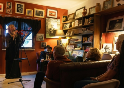 cantante de fado actuando en concierto íntimo en Alte Algarve con público reducido