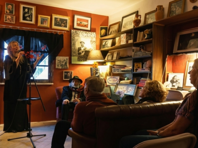 cantante de fado actuando en concierto íntimo en Alte Algarve con público reducido