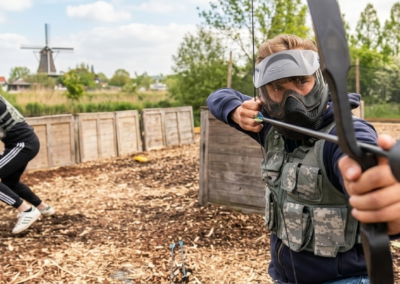 Jugadores participando en una partida de Archery Tag al aire libre en Weesp