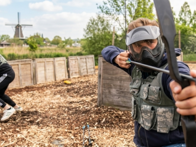 Jugadores participando en una partida de Archery Tag al aire libre en Weesp