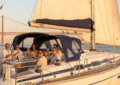 Grupo disfrutando bebidas en un velero privado en el río Tajo en Lisboa