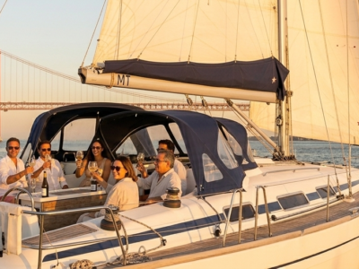 Grupo disfrutando bebidas en un velero privado en el río Tajo en Lisboa
