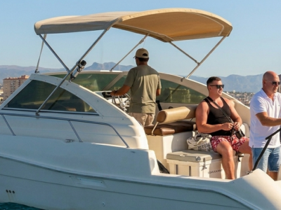 Personas pescando en un barco en Fuengirola durante una salida de pesca en el mar