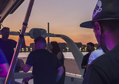 Catamarán a Vela al Atardecer con DJ en Directo y Bebida en Málaga | TITOTRAVEL