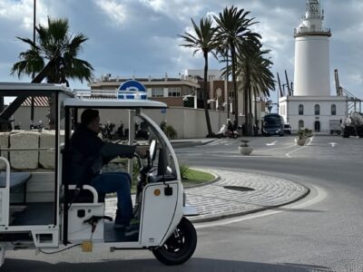 Paseo en Tuk tuk Málaga | TITOTRAVEL | Tour Málaga en tuk tuk