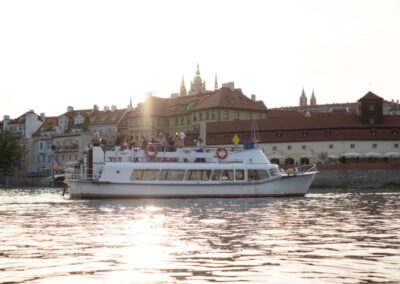 Fiesta privada en barco Praga | Titotravel | Barco con bebidas en Praga