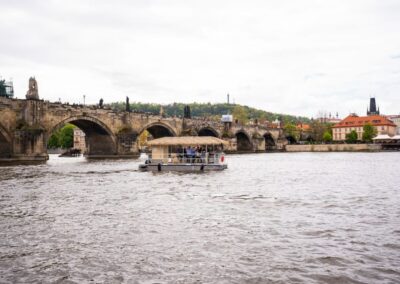 Fiesta privada en barco tiki Praga | Crucero con bebidas en Praga