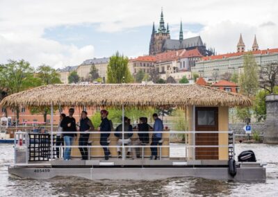 Fiesta privada en barco tiki Praga | Crucero con bebidas en Praga