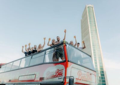 Fiesta en bus con cerveza en Praga | TITOTRAVEL | Beer bus Praga