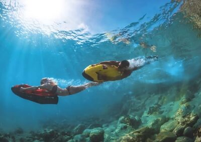 Tour en barco Ibiza con juguetes acuáticos | TITOTRAVEL