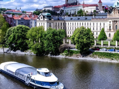 Crucero con cena en Praga | Paseo en barco con techo de cristal