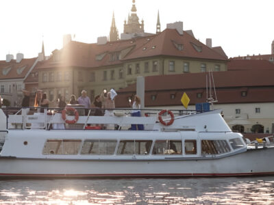 Fiesta privada en barco Praga | Titotravel | Barco con bebidas en Praga