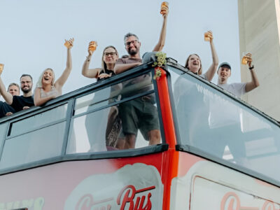 Fiesta en bus con cerveza en Praga | TITOTRAVEL | Beer bus Praga