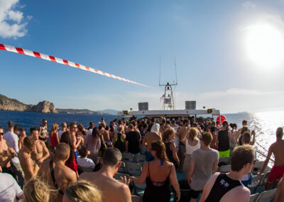 Fiesta en barco en Ibiza con DJs | TITOTRAVEL