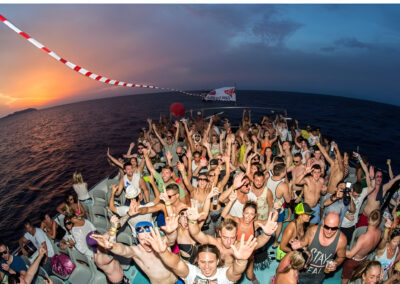 Fiesta en barco en Ibiza con musica | TITOTRAVEL