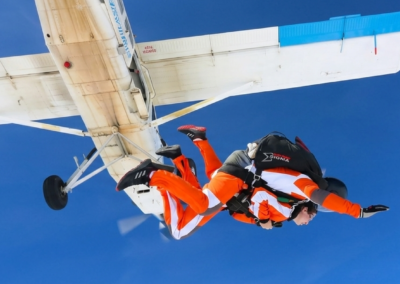Salto en paracaídas en tándem en Praga desde 14.000 pies con vista aérea y cielo azul