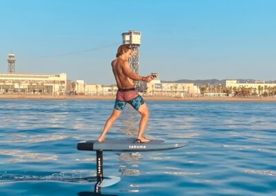 Escuela de E-Foil Barcelona con tabla y equipo | TITOTRAVEL