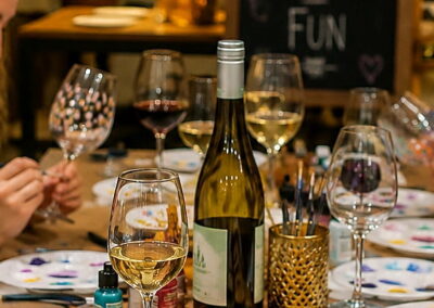 Taller de pintura de copas en Sevilla con bebida, aperitivos y ambiente creativo para grupos con TiToTravel