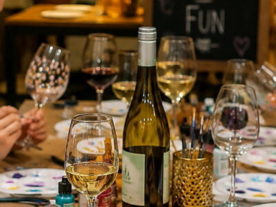Taller de pintura de copas en Sevilla con bebida, aperitivos y ambiente creativo para grupos con TiToTravel