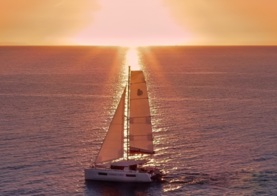 Catamarán en Mallorca con cena incluida snorkel y paddel surf | TITOTRAVEL