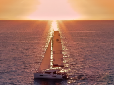 Catamarán en Mallorca con cena incluida snorkel y paddel surf | TITOTRAVEL