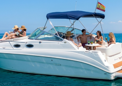 Yate privado en Málaga con personas disfrutando del paseo en el mar bajo el sol