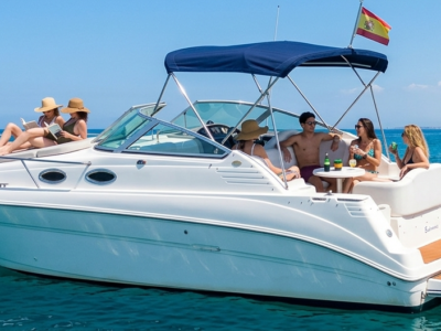 Yate privado en Málaga con personas disfrutando del paseo en el mar bajo el sol