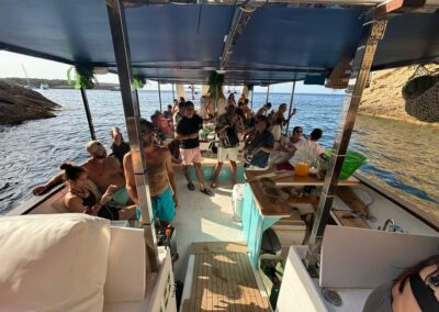 Paseo en barco con barra libre por Ibiza | TITOTRAVEL