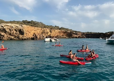 Excursión en barco por las calas de Ibiza con barra libre